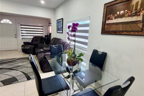 Commercial property in Miami, Florida 141.4 sq.m. № 2384705 - photo 12