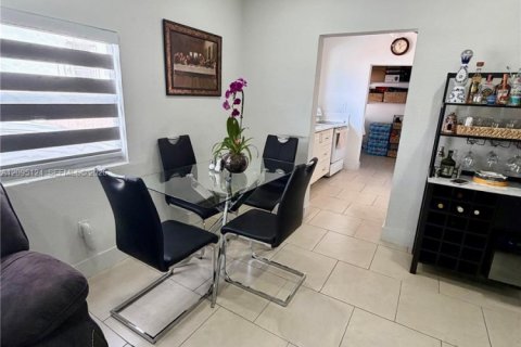 Commercial property in Miami, Florida 141.4 sq.m. № 2384705 - photo 7
