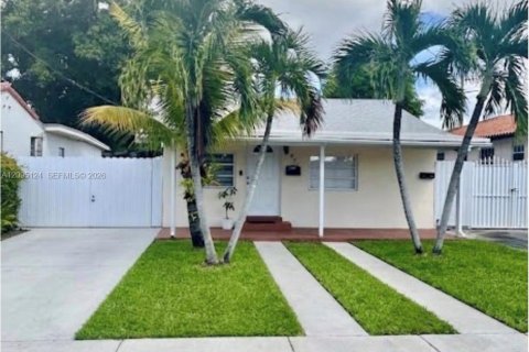 Commercial property in Miami, Florida 141.4 sq.m. № 2384705