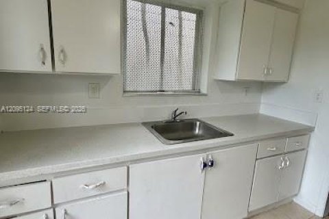 Commercial property in Miami, Florida 141.4 sq.m. № 2384705 - photo 22