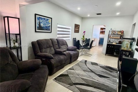 Commercial property in Miami, Florida 141.4 sq.m. № 2384705 - photo 4