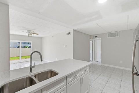 Купить кондоминиум в Сент-Пит-Бич, Флорида 5 комнат, 60.39м2, № 2101829 - фото 9