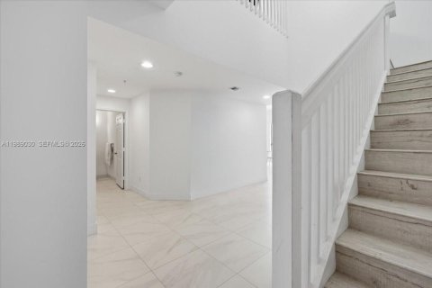 Copropriété à louer à Miami, Floride: 2 chambres, 202.71 m2 № 2051540 - photo 10
