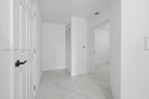 Copropriété à louer à Miami, Floride: 2 chambres, 202.71 m2 № 2051540 - photo 18