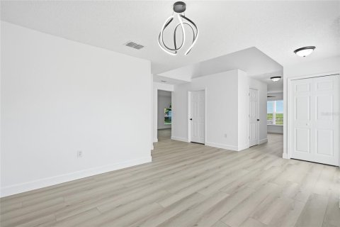 Casa en venta en Spring Hill, Florida, 4 dormitorios, 261.98 m2 № 2198029 - foto 6