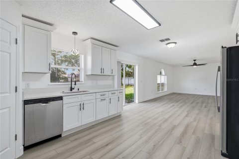 Casa en venta en Spring Hill, Florida, 4 dormitorios, 261.98 m2 № 2198029 - foto 17