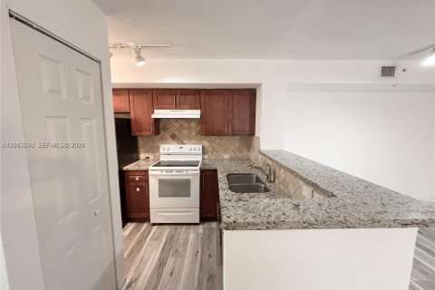 Condo in Pembroke Pines, Florida, 3 bedrooms  № 2087154 - photo 11