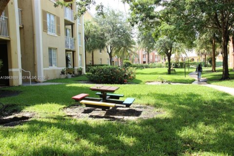 Condo in Pembroke Pines, Florida, 3 bedrooms  № 2087154 - photo 24