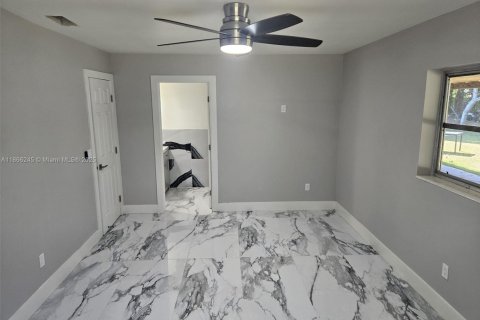 Villa ou maison à vendre à Miami, Floride: 3 chambres, 118.17 m2 № 1897646 - photo 21