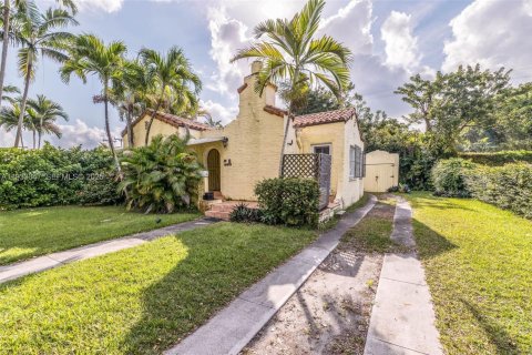 House in Coral Gables, Florida 3 bedrooms, 154.78 sq.m. № 1994058 - photo 12