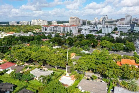House in Coral Gables, Florida 3 bedrooms, 154.78 sq.m. № 1994058 - photo 1