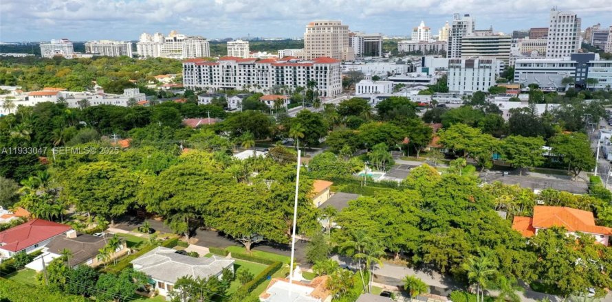 House in Coral Gables, Florida 3 bedrooms, 154.78 sq.m. № 1994058