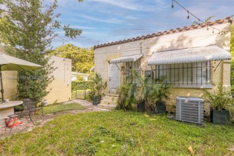 House in Coral Gables, Florida 3 bedrooms, 154.78 sq.m. № 1994058 - photo 17