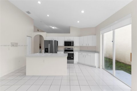 House in Doral, Florida 3 bedrooms, 153.66 sq.m. № 1947986 - photo 10