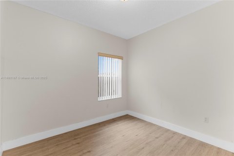 House in Doral, Florida 3 bedrooms, 153.66 sq.m. № 1947986 - photo 21