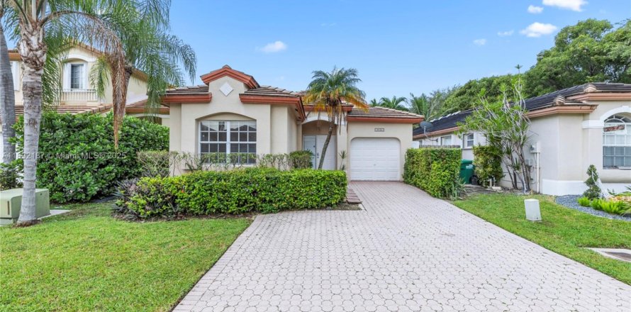 House in Doral, Florida 3 bedrooms, 153.66 sq.m. № 1947986