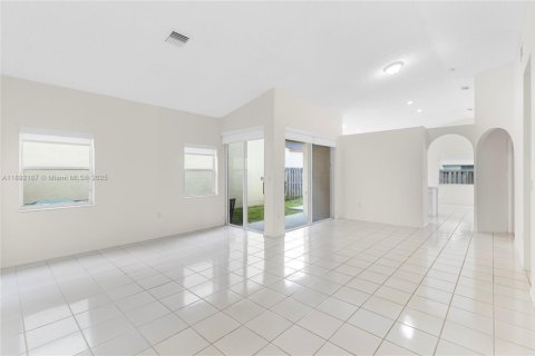 House in Doral, Florida 3 bedrooms, 153.66 sq.m. № 1947986 - photo 4