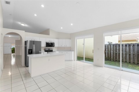 House in Doral, Florida 3 bedrooms, 153.66 sq.m. № 1947986 - photo 8