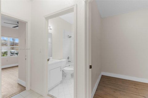 House in Doral, Florida 3 bedrooms, 153.66 sq.m. № 1947986 - photo 18