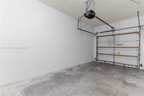 House in Doral, Florida 3 bedrooms, 153.66 sq.m. № 1947986 - photo 29