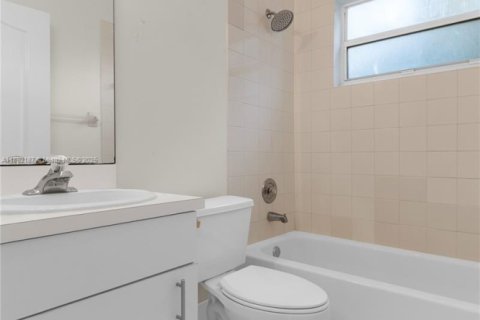 House in Doral, Florida 3 bedrooms, 153.66 sq.m. № 1947986 - photo 25