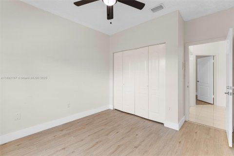 House in Doral, Florida 3 bedrooms, 153.66 sq.m. № 1947986 - photo 24