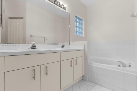 House in Doral, Florida 3 bedrooms, 153.66 sq.m. № 1947986 - photo 16