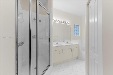 House in Doral, Florida 3 bedrooms, 153.66 sq.m. № 1947986 - photo 15