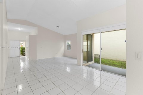 House in Doral, Florida 3 bedrooms, 153.66 sq.m. № 1947986 - photo 6
