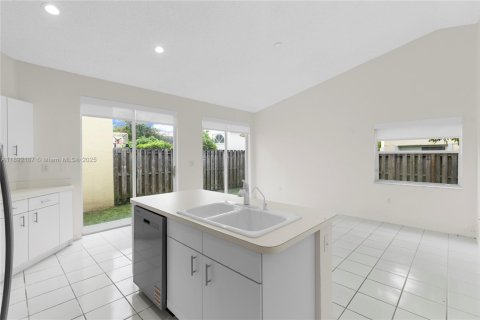 House in Doral, Florida 3 bedrooms, 153.66 sq.m. № 1947986 - photo 7