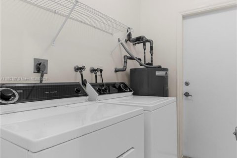 House in Doral, Florida 3 bedrooms, 153.66 sq.m. № 1947986 - photo 28