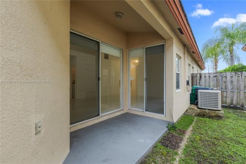 House in Doral, Florida 3 bedrooms, 153.66 sq.m. № 1947986 - photo 27