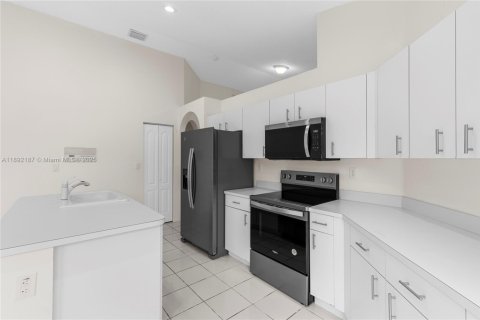 House in Doral, Florida 3 bedrooms, 153.66 sq.m. № 1947986 - photo 11