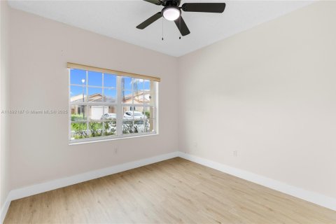 House in Doral, Florida 3 bedrooms, 153.66 sq.m. № 1947986 - photo 23