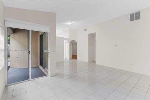 House in Doral, Florida 3 bedrooms, 153.66 sq.m. № 1947986 - photo 5