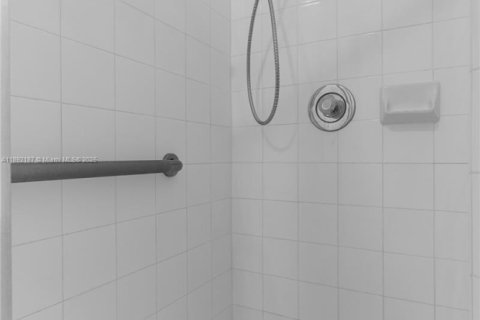 House in Doral, Florida 3 bedrooms, 153.66 sq.m. № 1947986 - photo 20