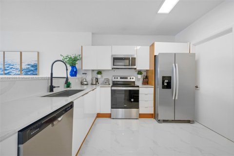 Copropriété à louer à Sunny Isles Beach, Floride: 2 chambres, 116.59 m2 № 2169788 - photo 10