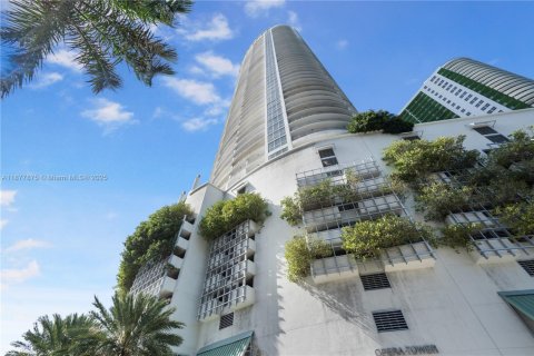 Condominio en alquiler en Miami, Florida, 1 dormitorio, 76.64 m2 № 1922813 - foto 1