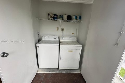 Condo in Oakland Park, Florida, 2 bedrooms  № 2003252 - photo 15