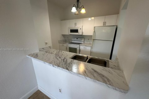 Condo in Oakland Park, Florida, 2 bedrooms  № 2003252 - photo 4