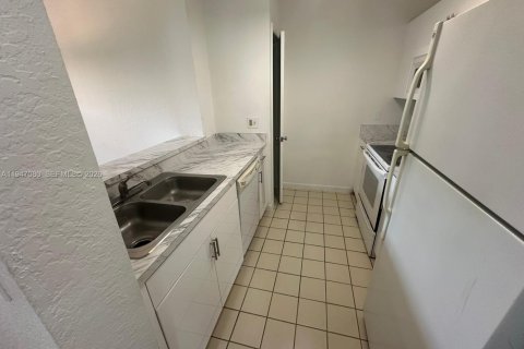 Condo in Oakland Park, Florida, 2 bedrooms  № 2003252 - photo 3