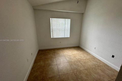 Condo in Oakland Park, Florida, 2 bedrooms  № 2003252 - photo 8