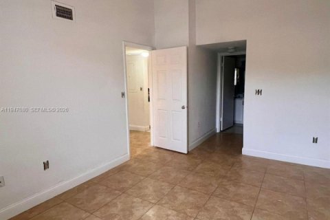 Condo in Oakland Park, Florida, 2 bedrooms  № 2003252 - photo 10