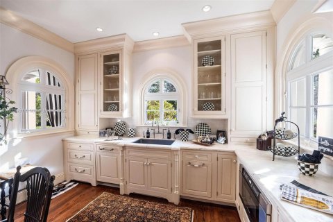 House in Coral Gables, Florida 5 bedrooms, 318.84 sq.m. № 1704092 - photo 16