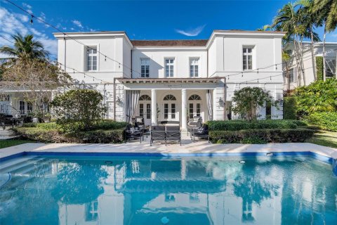 House in Coral Gables, Florida 5 bedrooms, 318.84 sq.m. № 1704092 - photo 1