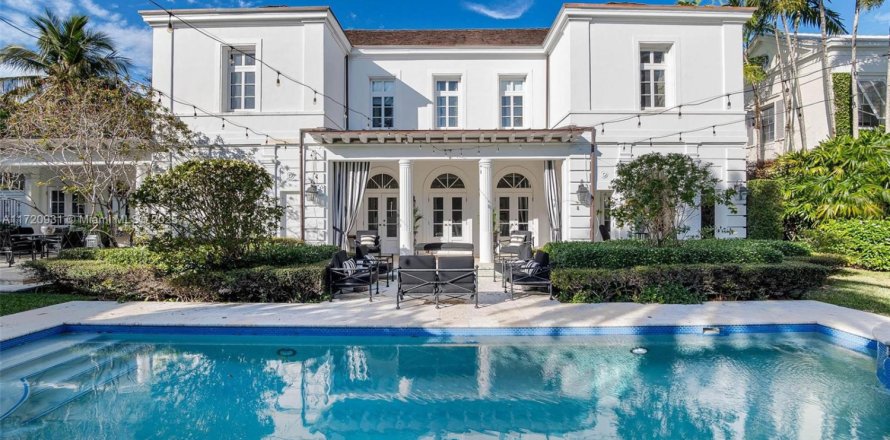 House in Coral Gables, Florida 5 bedrooms, 318.84 sq.m. № 1704092