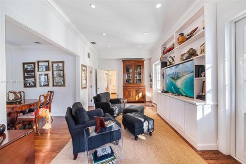 House in Coral Gables, Florida 5 bedrooms, 318.84 sq.m. № 1704092 - photo 27