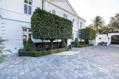 House in Coral Gables, Florida 5 bedrooms, 318.84 sq.m. № 1704092 - photo 4