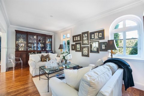 House in Coral Gables, Florida 5 bedrooms, 318.84 sq.m. № 1704092 - photo 22