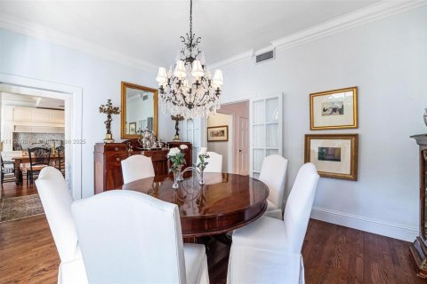 House in Coral Gables, Florida 5 bedrooms, 318.84 sq.m. № 1704092 - photo 13